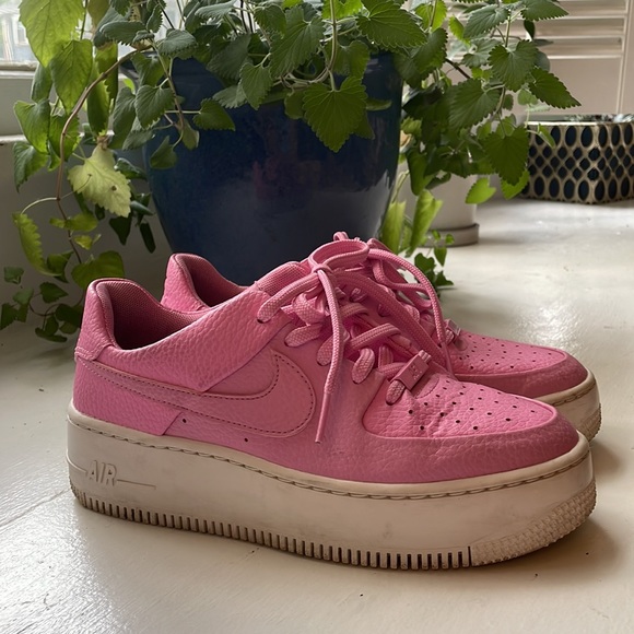 Nike Pink Women's Athletic Shoes - Picture 1 of 12